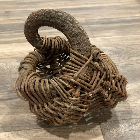 VTG Folk Art Rustic Basket with Raw Vine Handle